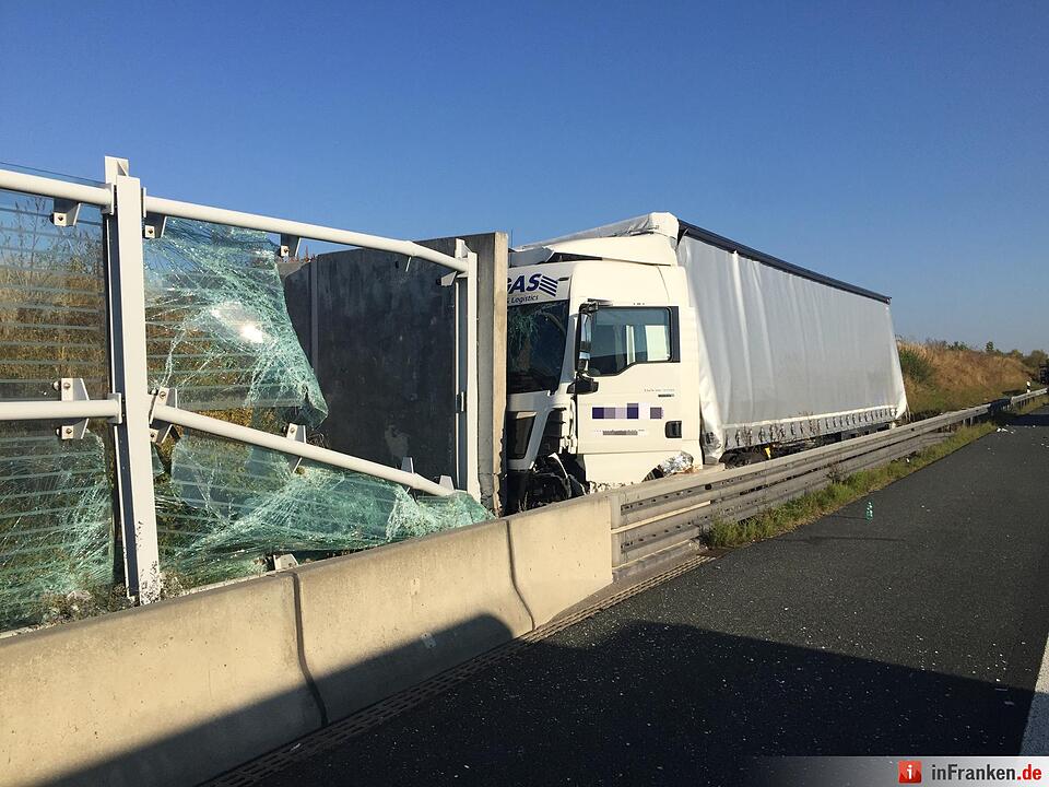 Lkw kracht auf A9 bei Bayreuth ungebremst gegen Lärmschutzwand