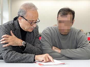 Der Angeklagte (r.) spricht vor Prozessbeginn mit seinem Dolmetscher.  Foto: Matthias Hoch