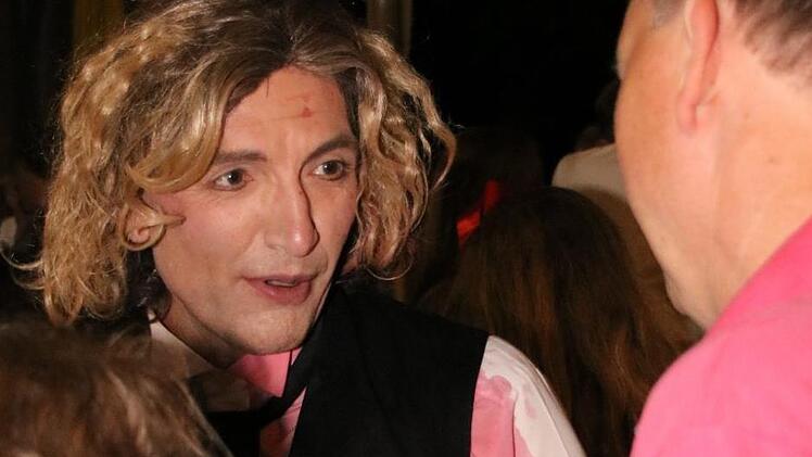 Nach der Vorstellung mischten sich die Schauspieler unter das Publikum. Foto: Jürgen Gärtner