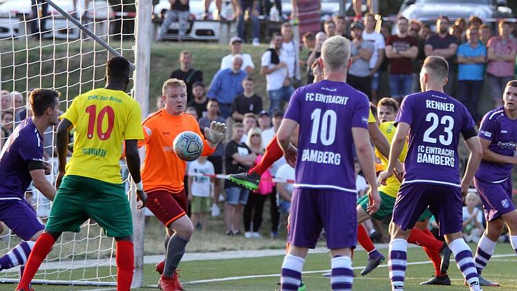 Und da ist es passiert: Nach einer Ecke bugsiert Nicolas Esparza (verdeckt von Lukas Reischmann, Nummer 10) in der 83. Minute aus wenigen Metern den Ball zum 1:0-Sieg für die DJK Don Bosco Bamberg im Bayernliga-Stadtderby  über die Linie. sportpress