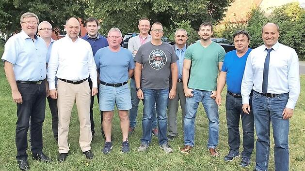Bernhard Seeger, Georg St&uuml;tz, Georg Obermayer, Franz K&auml;rtner, Peter Kaiser, Dirk Denter, Matthias Maier, Franz Dotterweich, Ulrich Zech, Alfred Ley und Johannes Krapp (v. l.) f&uuml;hren die CSU-Ortsverb&auml;nde Schl&uuml;sselfeld und Aschbach. Im Bild fehlen Susanne Kress, Stefan Enders und Josef Seeger. Foto: privat