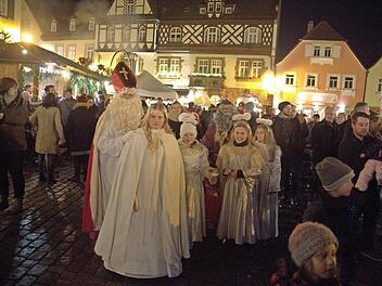 Am Samstag sind das Seßlacher Christkind mit seinen Engelchen und der Nikolaus mit Knecht Ruprecht wieder im Einsatz (hier ein Bild von 2018). Gegen 17.15 Uhr eröffnet der diesjährige Adventsmarkt (bis Sonntag, 1. Dezember, 19 Uhr). Dieses Jahr wartet der Markt mit einigen Neuerungen auf.  Foto: Bettina Knauth