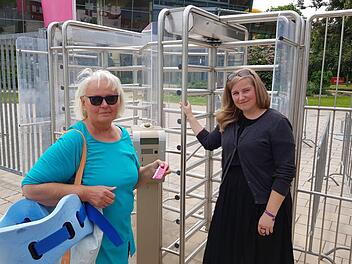 Wenn das Königsbad noch länger geschlossen bleibe, sei ihre Gesundheit gefährdet, sagt Irmi Wagner (links mit Aquajogging-Gürtel). Mindestens fünf Mal pro Woche trainiert sie ins Königsbad, oft wird sie von ihrer Tochter Ingrid Wagner (rechts) hingebracht.  Foto: Ekkehard Roepert
