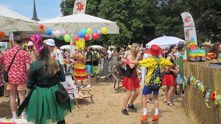 Sonne, Sound und Cocktails am berühmten Strand von Rio de Janeiro war ganz nach dem Geschmack der Statisten und des Publikums. Foto: Winfried Ehling