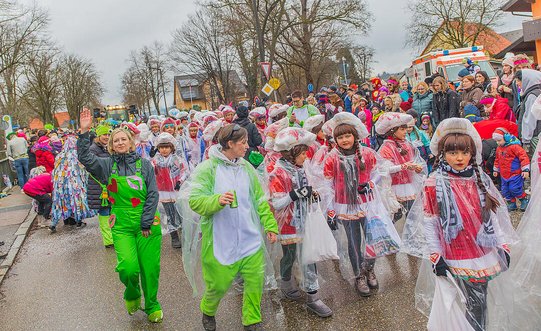 Buntes Faschingstreiben begeistert groß und klein.