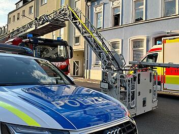 Bamberger Feuerwehr rettet Bewohner über Drehleiter - "lag in der Wohnung"