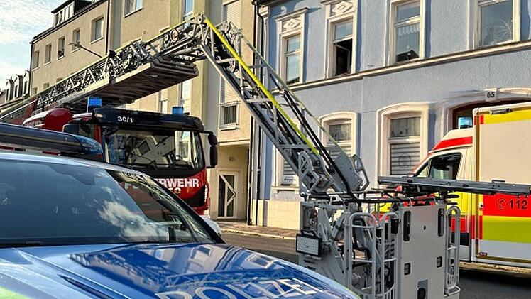 Bamberger Feuerwehr rettet Bewohner über Drehleiter - "lag in der Wohnung"