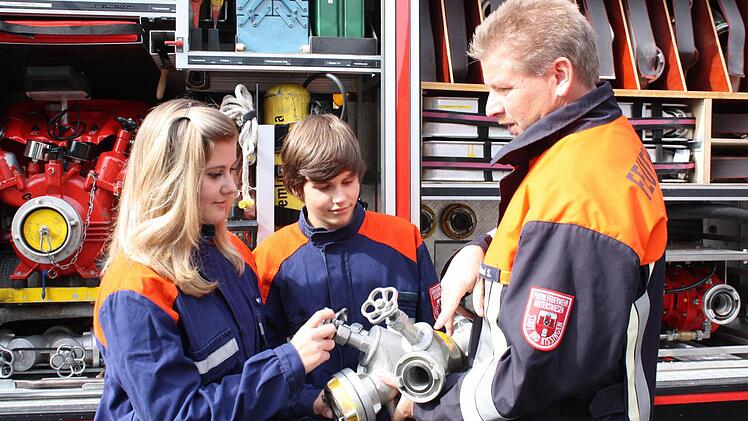 Erst lernen und  dann  löschen: Katharina Kiesel und  Michael Schmitt  absolvieren ihre Grundausbildung für den Feuerwehreinsatz. Ausbilder ist Kreisbrandmeister Steffen Kiesel (rechts).  Foto: Bartl