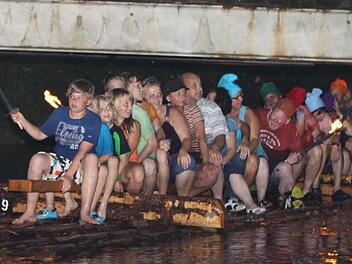 Die "Beifahrer" der Flößer liefen im Fackelschein in Wallenfels ein. Fotos: Michael Wunder