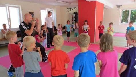 Besuch des städtischen Kindergartens im Eberner Sportstudio von Jürgen Schorn (dunkle Kleidung) und seinem Co-Trainer Maximilian Wüstenberg (weißes Hemd). Foto: Dietz