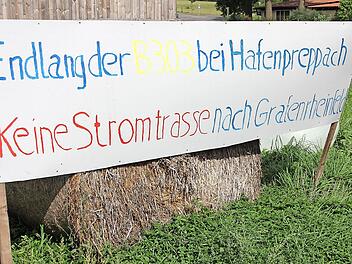 Das Ende der Planungen für eine mögliche Starkstromleitung entlang der B 303 fordern Bürger in Hafenpreppach per Transparent (unser Bild) und Mitglieder des Marktgemeinderates in Maroldsweisach. Foto: Ralf Kestel