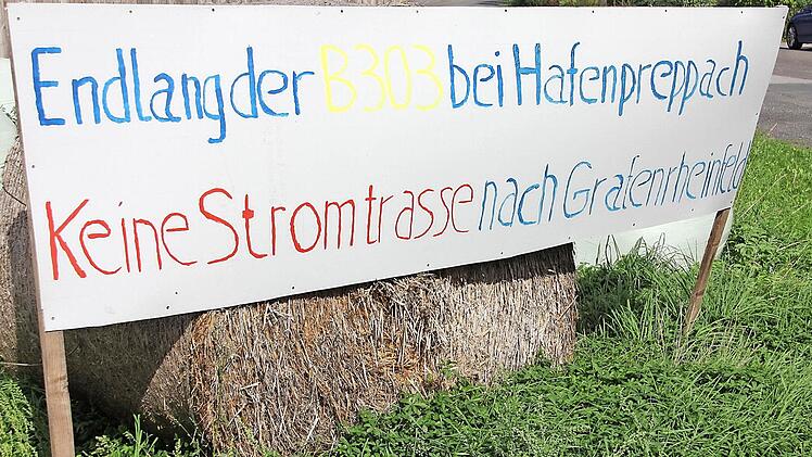 Das Ende der Planungen für eine mögliche Starkstromleitung entlang der B 303 fordern Bürger in Hafenpreppach per Transparent (unser Bild) und Mitglieder des Marktgemeinderates in Maroldsweisach. Foto: Ralf Kestel