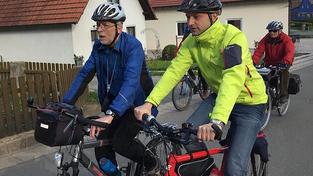 Zusammen mit rund 20 Interessenten radelte CSU-B&uuml;rgermeister-Kandidat Robert Bosch (rechts) das Zentbachtal von Schwarzach bis Schimmendorf ab. Dort ist schon lange ein Radweg gew&uuml;nscht. Links: J&uuml;rgen Tesarczyk, der Kulmbacher Ansprechpartner des ADFC. Foto: J&uuml;rgen G&auml;rtner