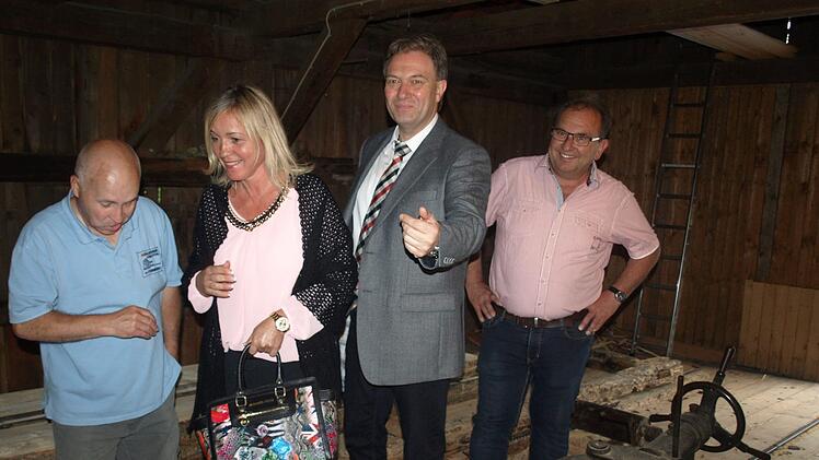 Mühlvogt und Landrat Klaus Löffler (2.v.re) und Dritter Bürgermeister Thomas Reißig (re) sehen fasziniert bei den Schneidvorführungen zu.  Foto: Susanne Deuerling