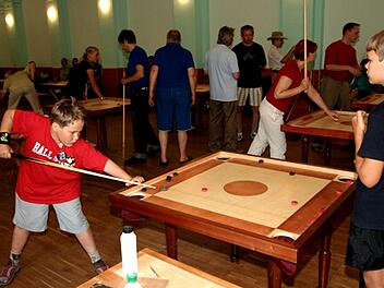 Durch die geringe Höhe des Tisches ist das aus Lettland stammende Spiel Novuss auch für Kinder und Rollstuhlfahrer geeignet. Foto: privat
