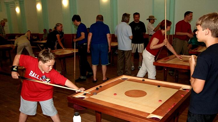 Durch die geringe Höhe des Tisches ist das aus Lettland stammende Spiel Novuss auch für Kinder und Rollstuhlfahrer geeignet. Foto: privat