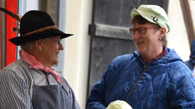 Karl-Ulrich Pachale und Gabriele Kiesling unterhielten sich über das Krauthobeln. Foto: Gabi Arnold