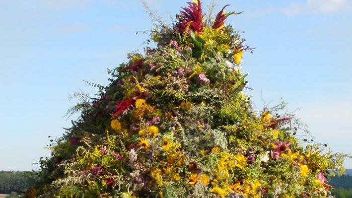 Eine besonders eindrucksvolle Kr&auml;uterweihe findet allj&auml;hrlich im Ebelsbacher Gemeindeteil Sch&ouml;nbach statt. Hier werden die W&uuml;rzb&uuml;schel zu einem regelrechten Kegel aufgeschichtet.  Foto: Obst- und Gartenbauverein Sch&ouml;nbach