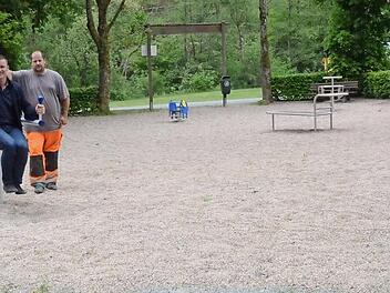 "Passt großartig, es kann losgehen", ruft Bürgermeister Stefan Heinlein (Mitte) begeistert bei der Probe und Inbetriebnahme der neuen Fitnessgeräte am Trimm-dich-Pfad in Rothenkirchen. Mit im Bild von links, Mario Trebes und Steffen Hauck vom Bauhof Pressig  Foto: Karl-Heinz Hofmann