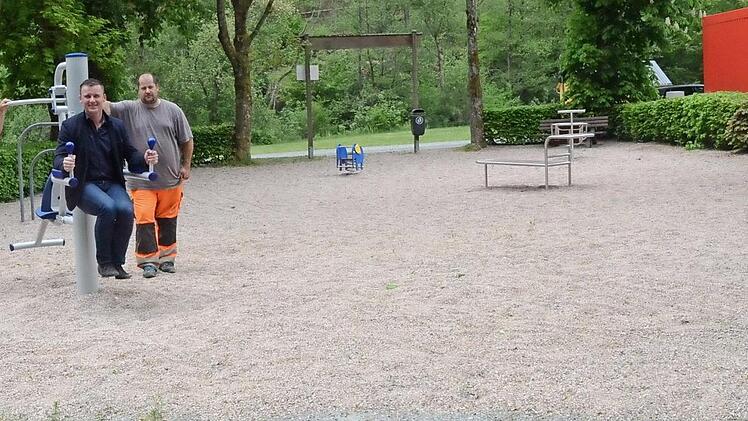 "Passt großartig, es kann losgehen", ruft Bürgermeister Stefan Heinlein (Mitte) begeistert bei der Probe und Inbetriebnahme der neuen Fitnessgeräte am Trimm-dich-Pfad in Rothenkirchen. Mit im Bild von links, Mario Trebes und Steffen Hauck vom Bauhof Pressig  Foto: Karl-Heinz Hofmann