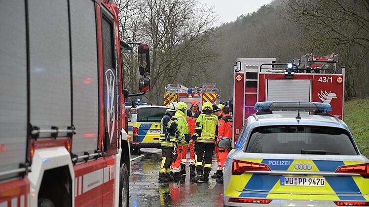 Tödlicher Unfall in Unterfranken: Frontalzusammenstoß mit Schwertransporter