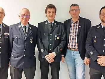 Unser Bild zeigt (von links): KBI Ronald Geis, Berthold Hümpfer (50-jährige Vereinszugehörigkeit), Stephan Mahlmeister (40 Jahre), 2. Bürgermeister Norbert Borst und den Vorsitzenden der Feuerwehr Großenbrach, Dominik Kutscher (25 Jahre).