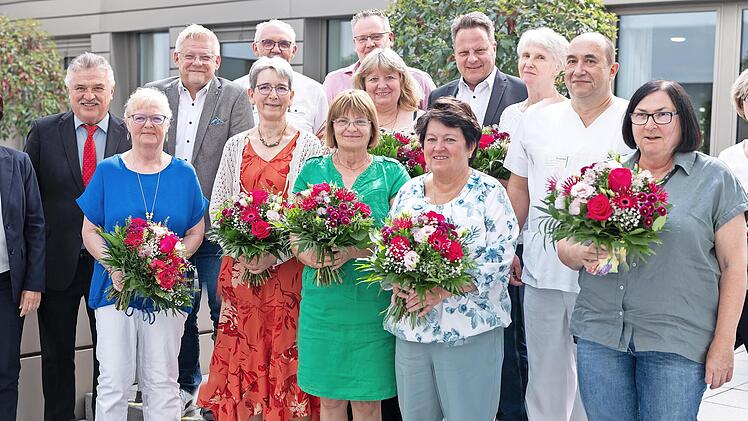 Das Bild zeigt die Geehrten zusammen mit (von links) Geschäftsführerin Brigitte Angermann, Landrat Klaus Peter Söllner und Personalratsvorsitzendem Frank Wilzok sowie OB Ingo Lehmann (Fünfter von rechts).