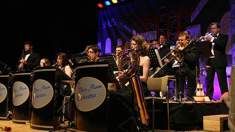 Die Premiere des neuen Programms "The Story of the Big Bands" ist gelungen. Der Kronacher Marco Plitzner stellte die Historie in einen amüsanten Kontext - und ließ die fast schon vergessene Musik in seinem "Episodical" wieder lebendig werden.