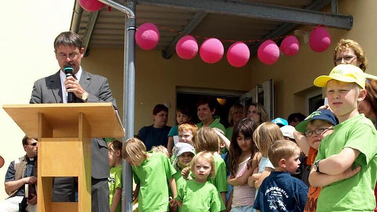 Während Bürgermeister Gerhard Wunder redet, haben einige Kinder "viel Wichtigeres" zu tun.
