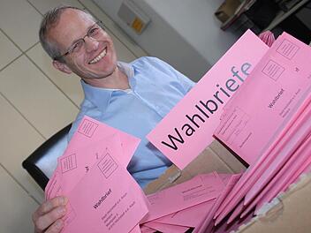 Täglich trudeln die rosa Umschläge ins Rathaus - Gerhard Leicht rechnet in Höchstadt mit insgesamt 2500 Briefwählern.  Foto: Herteux