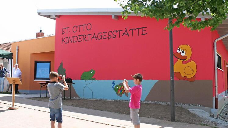 Die Fassadenmalerei lässt den Namen "Ententeich" erahnen.  Fotos: Seeger
