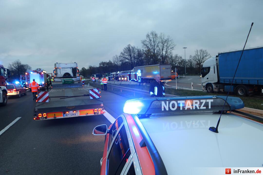 A3 voll gesperrt: Pkw rutscht unter Lkw