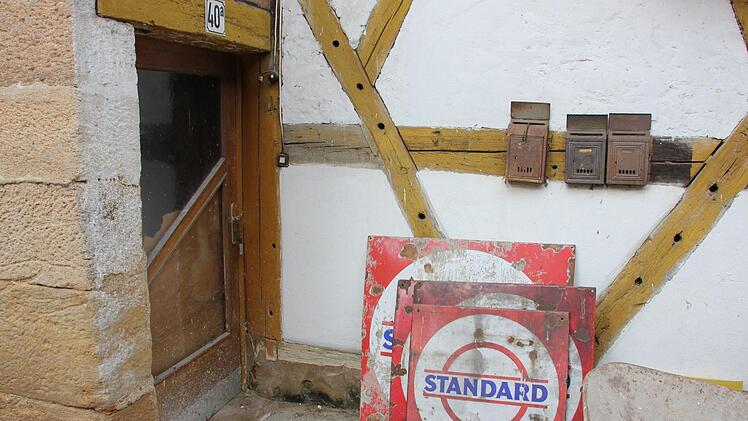 Das Haus im rückwärtigen Teil, Hausnummer 40a, war am längsten genutzt. Davor die Tankstellen-Schilder.