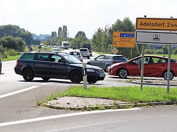 Die Abzweigung von der B 470 nach Adelsdorf bekommt eine Ampelanlage.  Foto: Andreas Dorsch