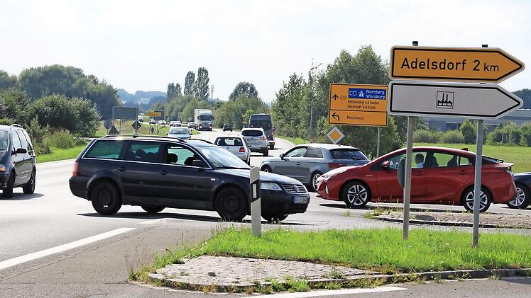 Die Abzweigung von der B 470 nach Adelsdorf bekommt eine Ampelanlage.  Foto: Andreas Dorsch