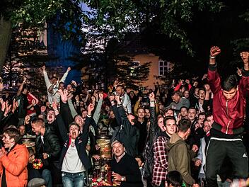 Jubel in der Nachspielzeit: Zahlreiche Fußball-Fans erlebten im Coburger Prinzengarten beim Public Viewing die Übertragung des WM-Vorrundenspiels zwischen Deutschland und Schweden.Foto: Jochen Berger