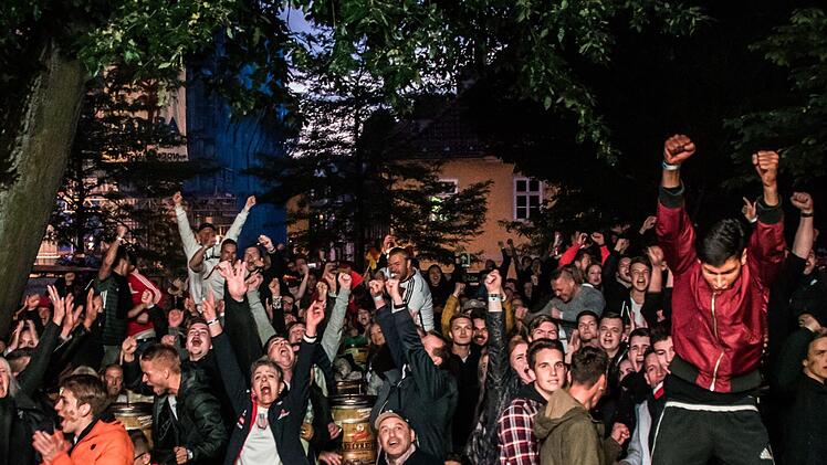 Jubel in der Nachspielzeit: Zahlreiche Fußball-Fans erlebten im Coburger Prinzengarten beim Public Viewing die Übertragung des WM-Vorrundenspiels zwischen Deutschland und Schweden.Foto: Jochen Berger