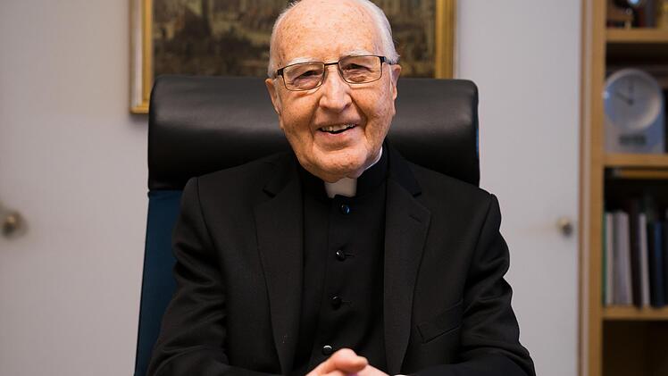 Erzbischof emeritus Dr. Karl Braun blickt dankbar auf 60 Priesterjahre zurück.  Foto: p