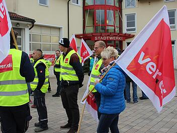 Bei zwei Warnstreiks haben rund drei Viertel der Mitglieder der Bad Brückenauer Stadtwerke bereits ihren Unmut über die fehlende Tarifbindung geäußert. Heute entscheiden die Verdi-Mitglieder in einer Urabstimmung, ob es bald einen unbefristeten Streik gibt.  Foto: Archiv/Julia Raab