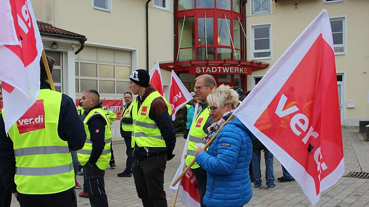 Bei zwei Warnstreiks haben rund drei Viertel der Mitglieder der Bad Brückenauer Stadtwerke bereits ihren Unmut über die fehlende Tarifbindung geäußert. Heute entscheiden die Verdi-Mitglieder in einer Urabstimmung, ob es bald einen unbefristeten Streik gibt.  Foto: Archiv/Julia Raab