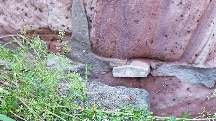 Ein Halter wurde aus der Wand gerissen.