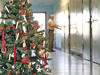 Um auch den Häftlingen besinnliche Weihnachten zu bereiten, gibt es in der JVA Kronach ein Freizeitprogramm.  Symbolbild: Jan Woitas/dpa
