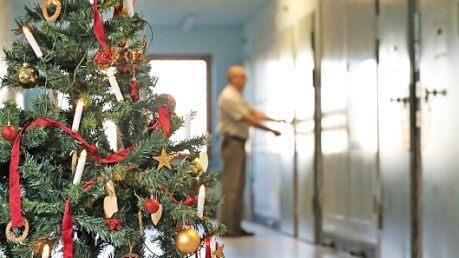 Um auch den Häftlingen besinnliche Weihnachten zu bereiten, gibt es in der JVA Kronach ein Freizeitprogramm.  Symbolbild: Jan Woitas/dpa