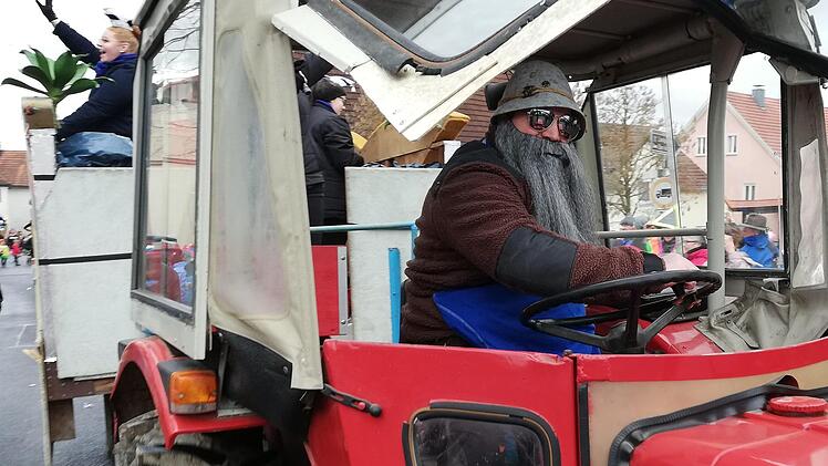 Turbulentes Faschingstreiben im Altort Ebenhausen. Foto: Sigismund von Dobschütz