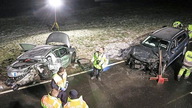 Ein tragischer Unfall ereignete sich am Dienstagabend auf der B 286 zwischen Waldfenster und Geroda. Dabei kam ein 29-jähriger Polizist der Inspektion Bad Brückenau auf dem Weg zur Nachtschicht ums Leben. Sein Kollege, der Fahrer, wurde schwer verletzt.  Fotos: Merzbach/News 5