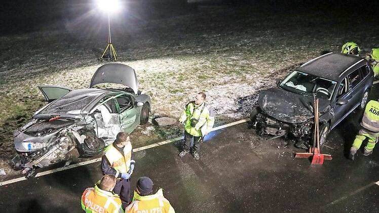 Ein tragischer Unfall ereignete sich am Dienstagabend auf der B 286 zwischen Waldfenster und Geroda. Dabei kam ein 29-jähriger Polizist der Inspektion Bad Brückenau auf dem Weg zur Nachtschicht ums Leben. Sein Kollege, der Fahrer, wurde schwer verletzt.  Fotos: Merzbach/News 5