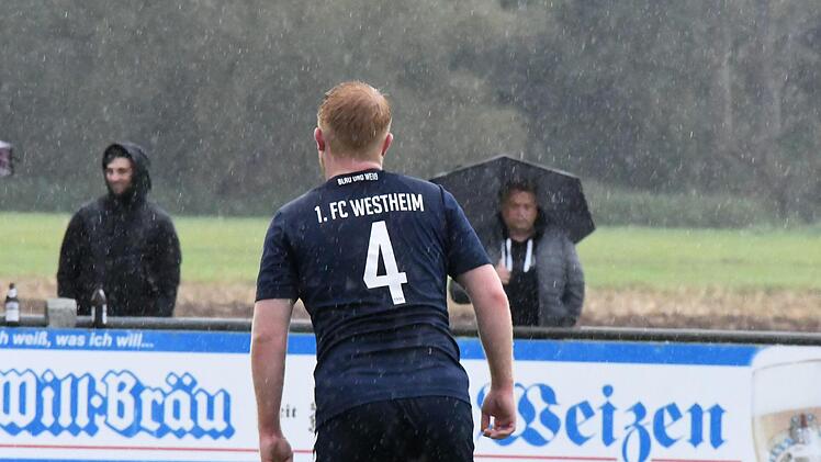 Hoffentlich kein schlechtes Omen vor dem Kreisfinale: Westheims Jannik Wüscher steht  im Regen. Foto: Hopf