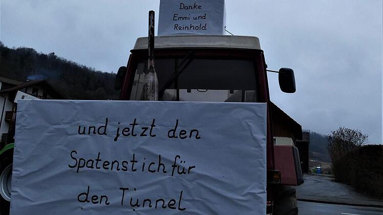 "Danke Emmi und Reinhold - Und jetzt der Spatenstich für den Tunnel in Kauerdorf, steht auf den Plakaten. Foto: Werner Reißaus