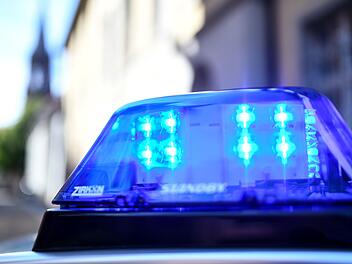 Ein Polizeiauto mit blinkendem Blaulicht