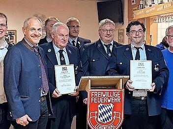 Kreisbrandinspektor Thomas Limmer, Dritter Bürgermeister Ralf Hartnack, stellvertretender Landrat Jörg Kunstmann, Zweiter Kommandant Wolfgang Braun, Hans-Karl Eichhorn (40 Jahre), Kreisbrandmeister Peter Hochgesang, Erster Vorsitzender Stefan Mert...